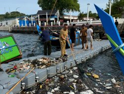 Bersama DLHK, Pj Wali Kota Sabang bersihkan Sampah di Teluk Sabang