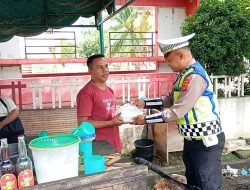 Melalui Program Geubibu, Ipda Irvan Bagi-bagi Nasi Kotak di Jumat Berkah