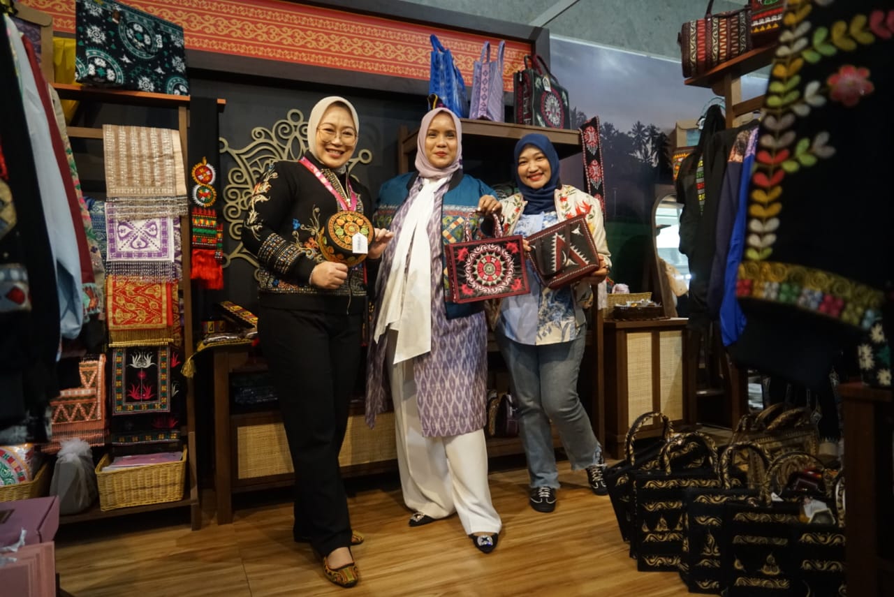 Penjabat (Pj) Ketua TP PKK Aceh, Mellani Subarni, didampingi Pj Ketua PKK Aceh Besar, Cut Rezky Handayani SIP MM saat mengunjungi stand Bhayangkari Aceh pada kegiatan Bazar Kreasi Bhayangkari Nusantara 2024 di Hall A dan B, Jakarta Convention Center, Jakarta Pusat, Kamis, 25 Juli 2024. (Foto: Humas BPPA)
