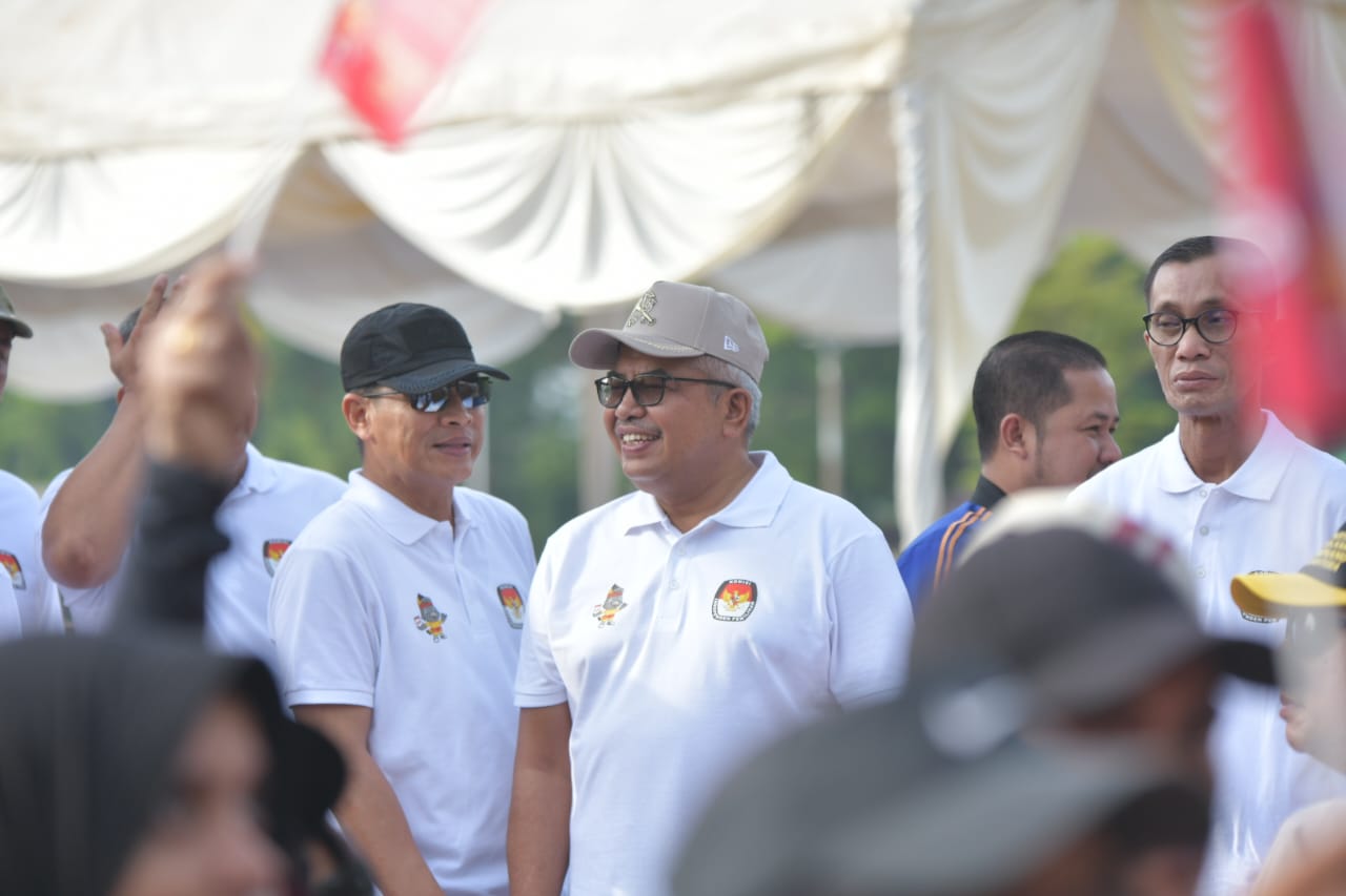 Pj. Gubernur Aceh, Bustami, SE. M. Si saat pelepasan Jalan Sehat Pilkada Aceh Tahun 2024 di Taman Ratu Safiatuddin, Banda Aceh, Minggu, 28/07/2024.
