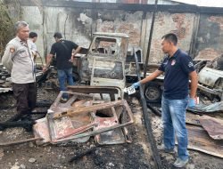 Tim Inafis Satreskrim Polres Aceh Selatan Olah TKP Bengkel Terbakar