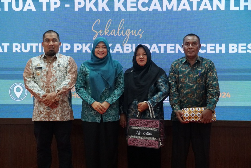 Pj Bupati Aceh Besar Muhammad Iswanto SSTP MM bersama Pj Ketua TP PKK Aceh Besar Cut Rezki Handayani SIP MM saat foto bersama Camat Lhoong Drs Rauza Das dan Ketua TP PKK Kecamatan Lhoong Erlina, SPd pada pelepasan purna tugas di Meuligoe Bupati Aceh
