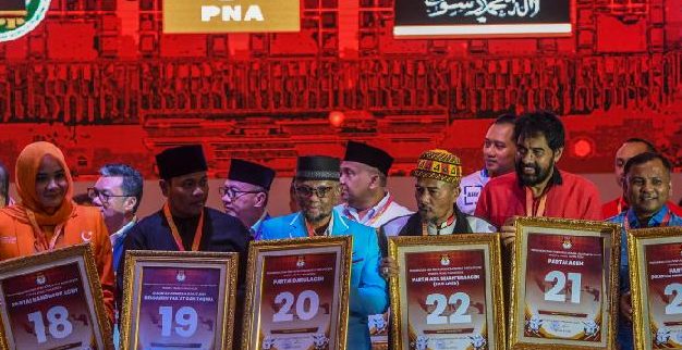 Pimpinan partai lokal Aceh berfoto bersama usai menerima nomor urut saat Rapat Pleno penetapan nomor urut partai politik peserta Pemilu 2024 di Halaman KPU, Jakarta, Rabu, 14 Desember 2022. ANTARA/Galih Pradipta