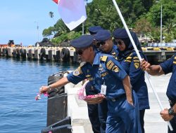 KPLP Aceh Selatan Tabur Bunga di Pelabuhan Tapaktuan
