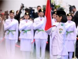 Presiden Jokowi Kukuhkan 76 Pelajar sebagai Paskibraka di Ibu Kota Nusantara