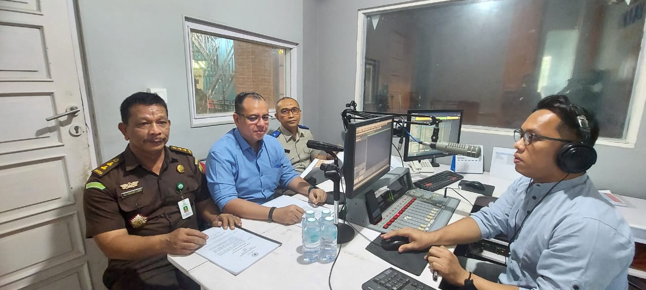 LENSAPOST.NET - Kejaksaan Tinggi (Kejati) Aceh bersama Kantor Wilayah (Kanwil) Badan Pertanahan Nasional (BPN) Aceh terus memperkuat upaya untuk mempercepat sertifikasi tanah wakaf di Aceh. Inisiatif ini diambil guna mencegah terjadinya sengketa, tindakan melawan hukum, dan penyalahgunaan tanah wakaf. Sebagai bagian dari kolaborasi ini, Kejati Aceh dan Kanwil BPN Aceh menggelar program penyuluhan dan penerangan hukum bagi masyarakat melalui acara "Jaksa Menyapa" dengan tema “Kolaborasi Kejaksaan Tinggi Aceh dan BPN Provinsi Aceh dalam Rangka Percepatan Persertifikatan Tanah Wakaf di Aceh”. Acara ini disiarkan langsung oleh Radio Nikoya 106 FM pada Selasa, 13 Agustus 2024 di Banda Aceh Dalam kesempatan tersebut, tim penyuluh hukum yang dipimpin oleh Plh Kasipenkum Kejati Aceh, Ali Rasab Lubis, menghadirkan dua narasumber utama: Mohamad Fahmi, S.H., M.H., Kasi Pertimbangan Hukum di Bidang Datun Kejati Aceh, dan Drs. Surya Bakti, M.Si., Fungsional Madya Kanwil BPN Aceh. Mohamad Fahmi menjelaskan bahwa wakaf merupakan tindakan hukum di mana seorang wakif memisahkan atau menyerahkan sebagian harta bendanya untuk dimanfaatkan selamanya atau dalam jangka waktu tertentu sesuai dengan kepentingan ibadah atau kesejahteraan umum sesuai syariat. “Dengan adanya MOU antara Kejati Aceh dan BPN Kanwil Aceh, kita berupaya agar tanah wakaf di Aceh dapat terjamin secara hukum,” ungkap Fahmi. Menurutnya, payung hukum utama untuk wakaf di Indonesia adalah Undang-Undang No. 41 Tahun 2004 tentang Wakaf, yang mengatur secara rinci definisi, proses, dan regulasi terkait wakaf. Selain itu, terdapat juga petunjuk pelaksanaan yang dikeluarkan oleh Direktorat Jenderal Bimbingan Masyarakat Islam Kemenag melalui Surat Keputusan No. 564 Tahun 2022 tentang Pendaftaran Tanah Wakaf. Lebih lanjut, Fahmi menjelaskan bahwa wakaf bisa dilakukan oleh tiga kategori: perorangan, organisasi, dan badan hukum. Setiap wakif harus memenuhi syarat-syarat tertentu agar wakafnya sah, termasuk adanya wakif (pihak yang mewakafkan), nazir (penerima dan pengelola wakaf), dan harta benda yang jelas. Wakaf juga harus disertai dengan ikrar wakaf, yaitu pernyataan kehendak dari wakif yang diucapkan secara lisan atau tertulis kepada nazir, yang menyatakan tujuan dan penggunaan harta yang diwakafkan. Selain itu, harus ditentukan pula jangka waktu wakaf, apakah selamanya atau untuk jangka waktu tertentu. Oleh karena itu untuk memastikan keabsahan tanah wakaf, langkah-langkah pengamanan terus dilakukan, termasuk pembuatan pernyataan resmi oleh wakif yang menyatakan niat mewakafkan tanahnya.diperlukan dua saksi yang tidak memiliki hubungan dengan wakif, yang bisa memastikan kepemilikan tanah tersebut. Pernyataan resmi ini, didukung oleh bukti kepemilikan seperti sertifikat atau putusan pengadilan yang berkekuatan hukum tetap, bertujuan untuk mencegah potensi masalah hukum di masa mendatang. Sementara Drs. Surya Bakti menjelaskan bahwa penerbitan sertifikat tanah wakaf merupakan langkah penting untuk memberikan kepastian hukum atas tanah wakaf. “Tanpa sertifikat, wakaf tidak memiliki kekuatan hukum yang kuat,” ujar Surya. Ia menekankan bahwa sertifikat wakaf adalah produk akhir dari proses sertifikasi yang menjadi tanggung jawab BPN, dan sangat penting untuk melindungi hak-hak atas tanah wakaf di Aceh. Surya menambahkan Pada tahun 2024, terdapat 18.995 bidang tanah wakaf yang sudah terdaftar diaceh dengan 12.547 bidang di antaranya telah bersertifikat. Namun, masih ada 6.468 bidang tanah wakaf yang belum bersertifikat dan menjadi fokus utama untuk segera diproses. Sejak penandatanganan MOU pada tahun 2012, hingga kini telah diterbitkan 2.036 sertifikat tanah wakaf.”Pada tahun 2024, target sertifikasi yang ditetapkan adalah 1.150 sertifikat, dengan 738 sertifikat yang sudah diselesaikan hingga hari ini, di mana 484 telah rampung pendaftarannya, dan 126 telah diserahkan kepada pihak penerima”Jelasnya Kegiatan ini mendapat sambutan antusias dari masyarakat yang mendengarkan melalui radio, terlihat dari banyaknya pertanyaan yang diajukan terkait berbagai persoalan wakaf. Pertanyaan-pertanyaan ini mencerminkan tingginya minat dan kepedulian masyarakat terhadap isu sertifikasi tanah wakaf. Narasumber menanggapi setiap pertanyaan dengan baik dan komprehensif, memberikan penjelasan yang mendalam dan solutif, sehingga semakin memperkaya pemahaman pendengar mengenai pentingnya sertifikasi tanah wakaf.