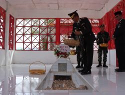 Kapolres Aceh Selatan  Pimpin Upacara Ziarah Makam Pahlawan Dalam Rangka HUT RI ke-79