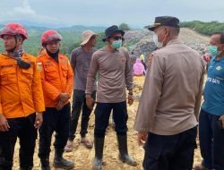 Kapolres Bireuen Pimpin Pencarian Korban Tertimbun Longsor Sampah di TPA Peudada