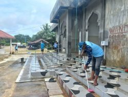 Ciptakan Kenyamanan Tamu PON XXI, BKPRMI Bersih Masjid Lokasi Wisata