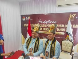 Diantar Ratusan Pendukung, Pasangan Amin Mendaftar ke KIP