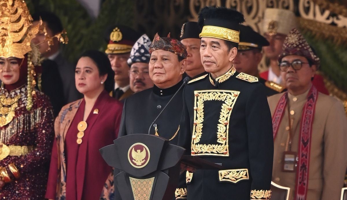 Upacara HUT ke-79 RI di IKN. Presiden Joko Widodo (kedua kanan) didampingi Menhan Prabowo Subianto (ketiga kiri) dan Ketua DPR Puan Maharani (kedua kiri) mengikuti upacara Peringatan Detik-detik Proklamasi Kemerdekaan Republik Indonesia di lapangan upacara Istana Negara Ibu Kota Nusantara (IKN), Penajam Paser Utara, Kalimantan Timur, Sabtu (17/8/2024). Upacara dalam rangka HUT Ke-79 RI tersebut mengusung tema Nusantara Baru Indonesia Maju. ANTARA FOTO/Hafidz Mubarak A/tom.