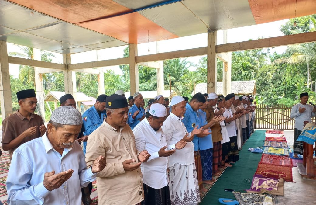 Jemaah memanjatkan doa setelah salat ghaib untuk almarhum Pemimpin Hamas Ismail Haniyeh di Masjid Baitul Karim, Seuneubok Tuha Dua, Darul Aman, Aceh Timur, Jumat (2/8/2024). Foto Humas BKPRMI Aceh Timur