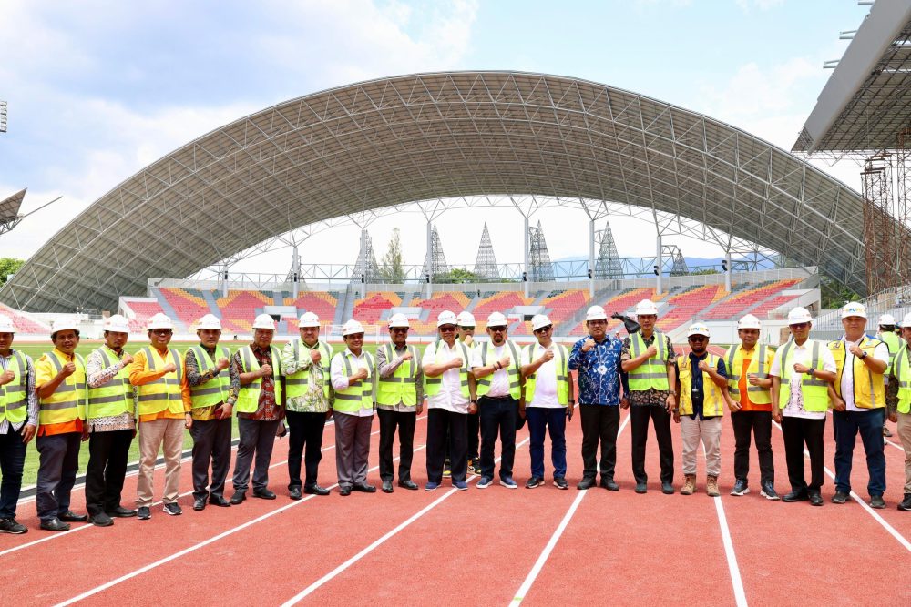 Penjabat Sekretaris Daerah Aceh, Azwardi AP, M.Si.,bersama Sekretaris Anggota Wantimpres, H.R. Agung Laksono, dan pejabat terkait, meninjau progres pembangunan Stadion Lhong Raya Banda Aceh yang akan digunakan untuk venue PON PON XXI/2024 Aceh-Sumut, Kamis, 8/8/2024.