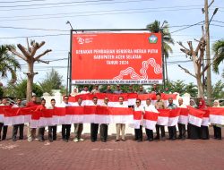 Forkompimda Aceh Selatan bagikan Bendera Merah Putih