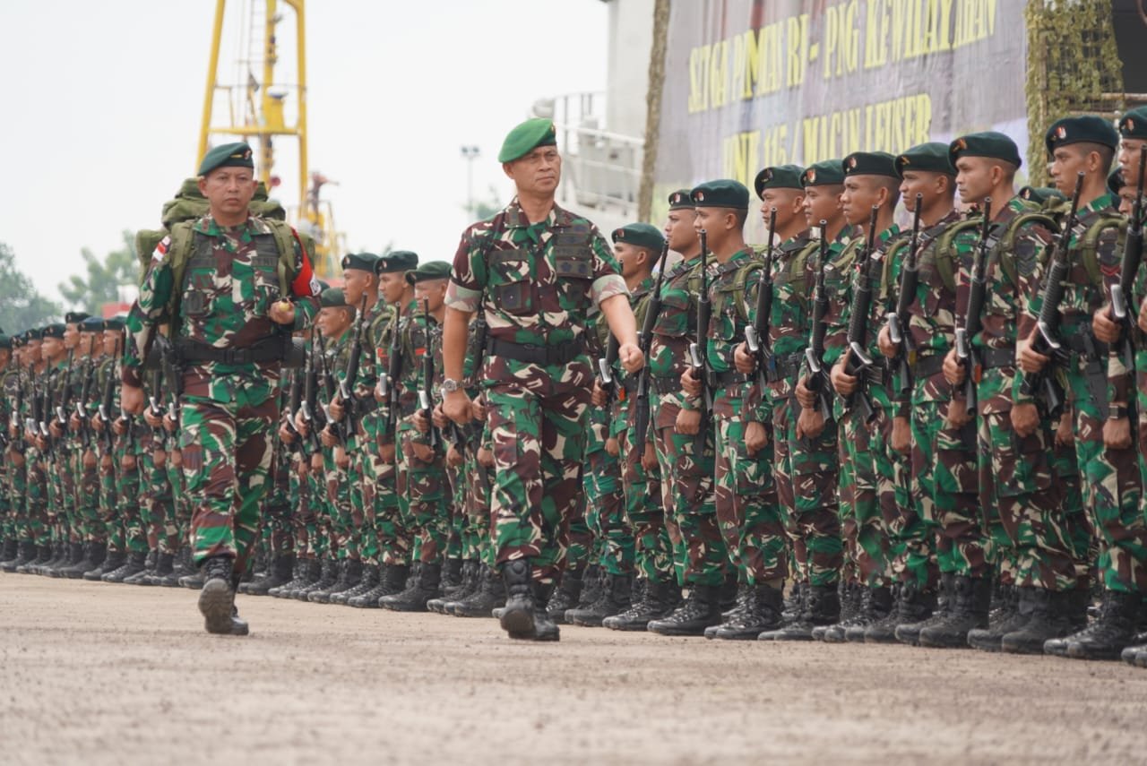 Panglima Kodam Iskandar Muda (Pangdam IM), Mayjen TNI Niko Fahrizal, M.Tr.(Han), yang diwakili oleh Kepala Staf Kodam Iskandar Muda (Kasdam IM), Brigjen TNI Ayi Supriatna, S.I.P., M.M., memimpin upacara penyambutan kepulangan Satgas Pengamanan Perbatasan RI-PNG Kewilayahan oleh Batalyon Infanteri 115/Macan Leuser (Yonif 115/ML) di Pelabuhan Kreung Geukeh, Aceh Utara, pada Sabtu (17/08/24).