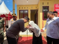 Kapolda Aceh Serahkan Satu Unit Rumah dan Dua MCK kepada Masyarakat