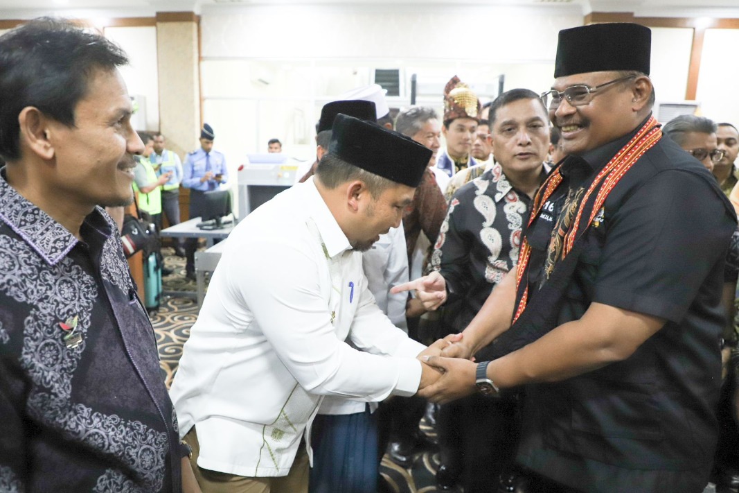 Pj Bupati Aceh Besar Muhammad Iswanto menyambut kedatangan Penjabat (Pj) Gubernur Aceh Dr. Drs. Safrizal ZA, M Si berserta Istri Ny. Safriati, SSi, M.Si, bertempat di Ruang VVIP Bandara Sultan Iskandar Muda (SIM), Kecamatan Blang Bintang, Aceh Besar,