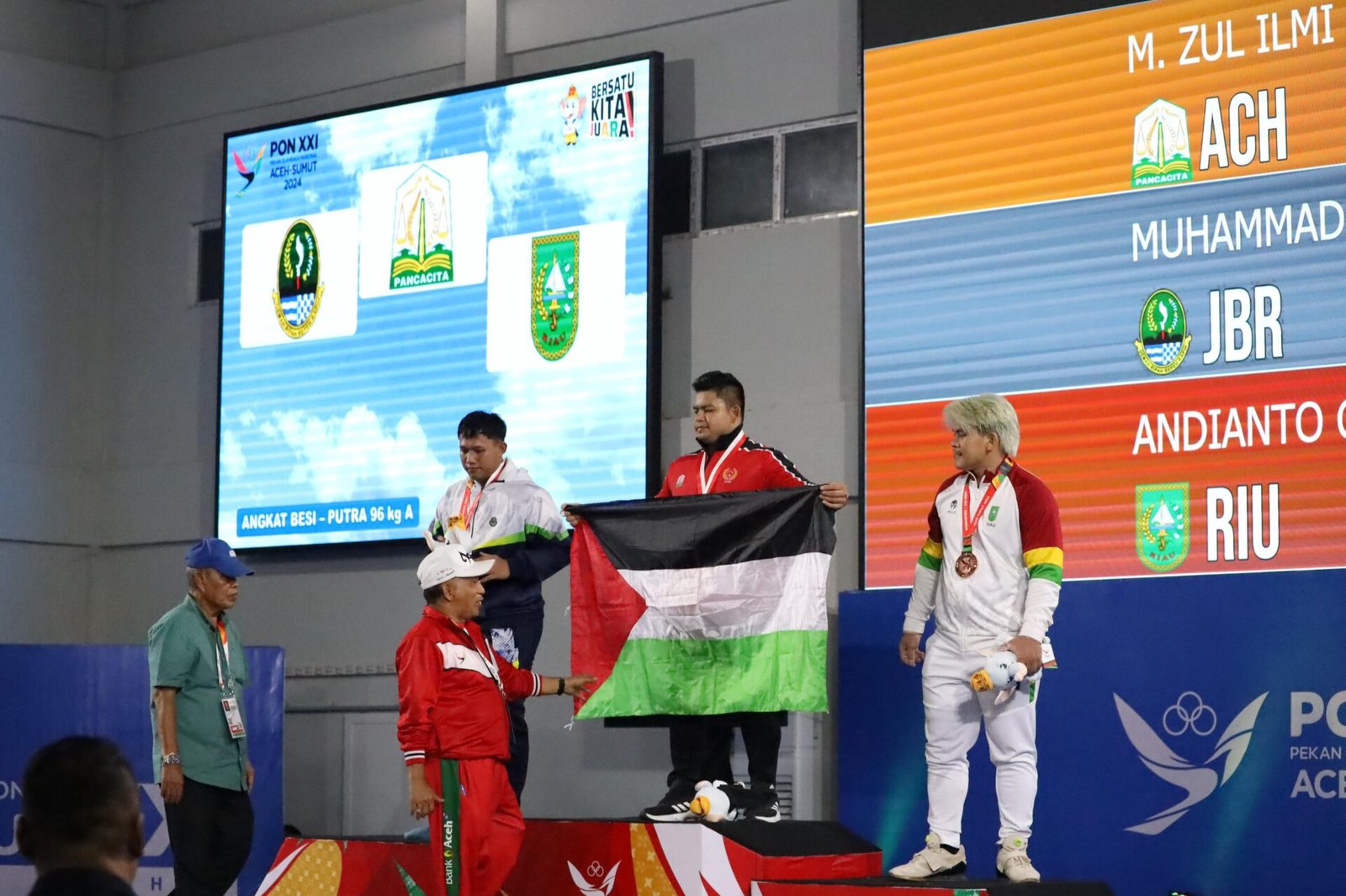 Muhammad Zul Ilmi mengibarkan bendera Palestina