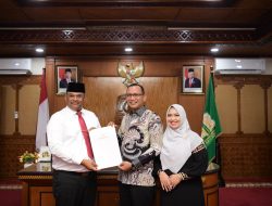 Pj Gubernur Safrizal Serahkan SK Perpanjangan Pj Bupati Aceh Selatan