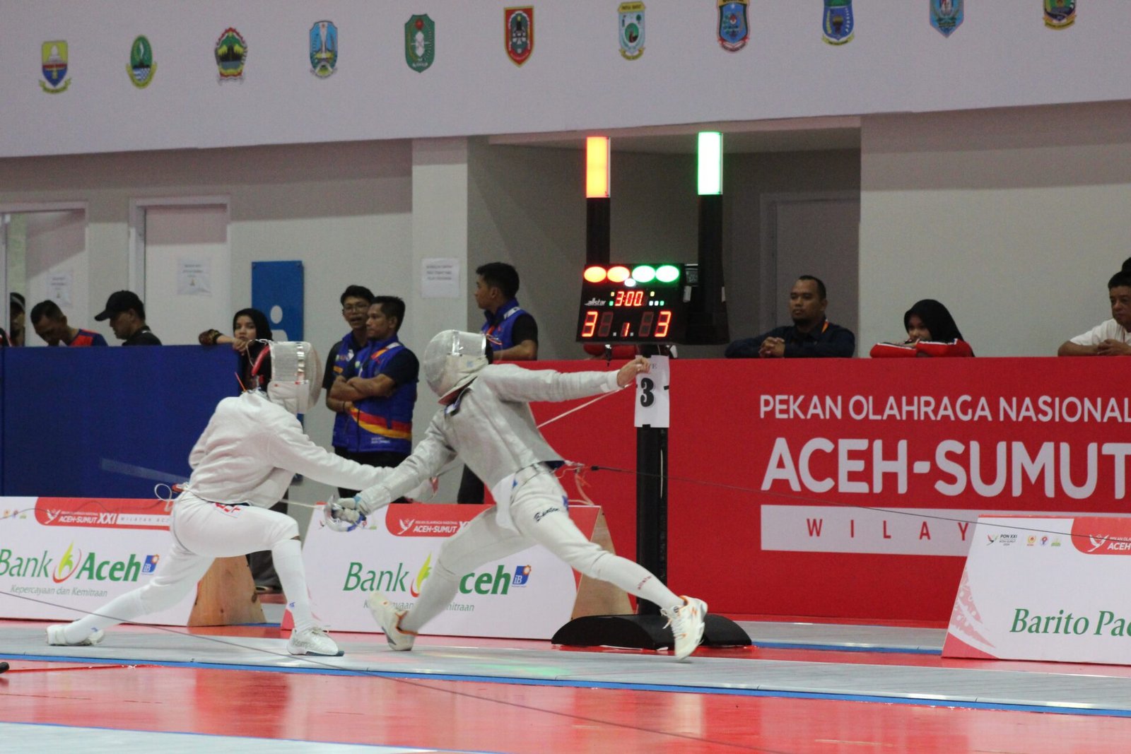 Atlet anggar sedang bertanding di babak penyisihan cabor Anggar Pekan Olahraga Nasional (PON) Aceh-Sumut XXI 2024 yang berlangsung di GOR Anggar Kompleks Stadion Harapan Bangsa Lhongraya Banda Aceh, Rabu (11/9/2024). Foto. MC PON Aceh/Munzir Budiana.