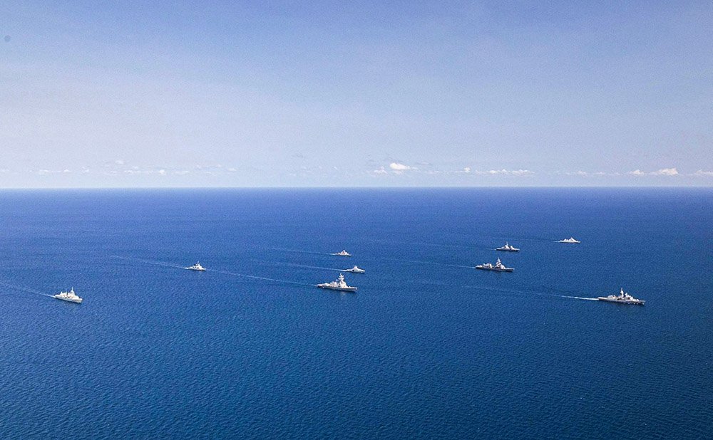 Dalam upaya meningkatkan kemampuan operasional dan memperkuat kerja sama internasional, Kapal Perang Republik Indonesia (KRI) I Gusti Ngurah Rai-332 (KRI GNR-332) sukses menyelesaikan tahap sea phase dalam Latihan Bersama (Latma) Kakadu 2024, Australia, Sabtu, (21/9/2024). Foto. tni.mil.id