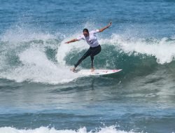 Pertandingan Cabang Olahraga Selancar Ombak Dimulai