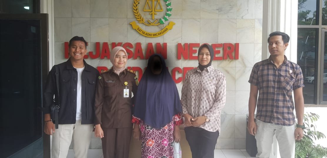 Polsek Kuta Alam menyerahkan tersangka dan barang bukti kasus pengutil tas berisi uang di RSUD Zainoel Abidin Banda Aceh yang terjadi beberapa waktu lalu.