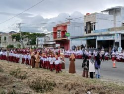 Siswa SD Menunggu Kirab Obor PON Berjam-jam di Bawah Terik Matahari