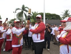 Finish, Pj Gubernur Safrizal Terima Obor Api PON dari Pj Wali Kota Banda Aceh