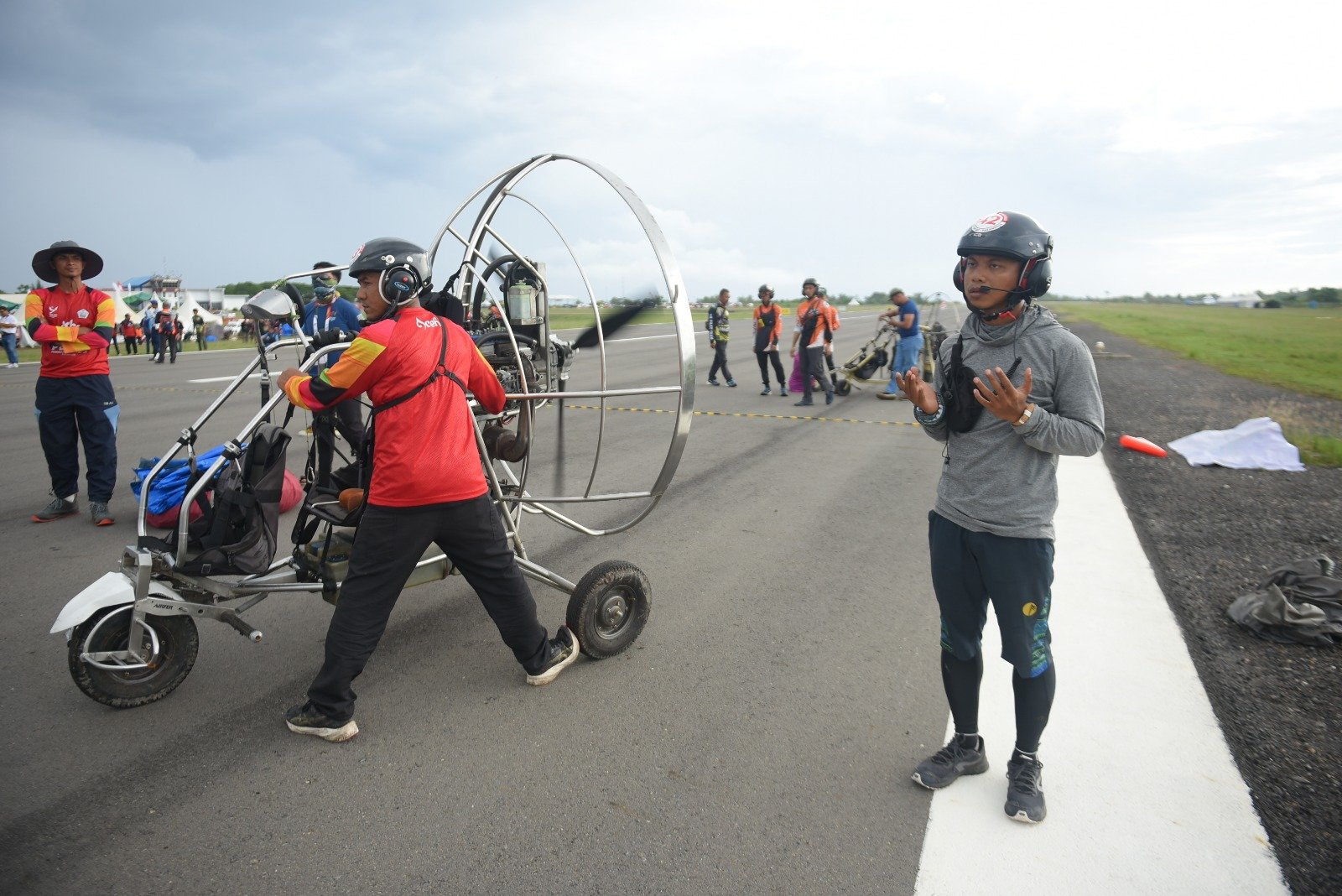 13 Atlet Cabor Aerosport Paramotor PON XXI Aceh mengikuti mata lomba ke 11 dari 12 mata lomba yang di pertandingkan, yaitu kategori Presisi Wheel Launch Tandem di Veneu Bandara Malikussaleh, Aceh Utara, pada Sabtu 7 September 2024. Humas Paramotor PON Aceh/Rahmat Mirza