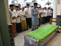 Pj Gubernur Safrizal Ikut Shalati Jenazah Tu Sop Bersama Ribuan Masyarakat