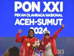 Nurul Akmal Sabet Emas Angkat Besi, Ketua TP PKK Aceh Safriati Kalungkan Medali