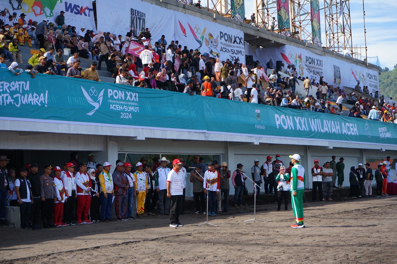 Ketua Umum KONI Pusat, Letjen (Purn) Marciano Norman membuka perlombaab pacuan kuda di Gelanggang H.M. Hasan Gayo, Blang Bebangka, Rabu (11/9/2024). Foto MC PON Aceh