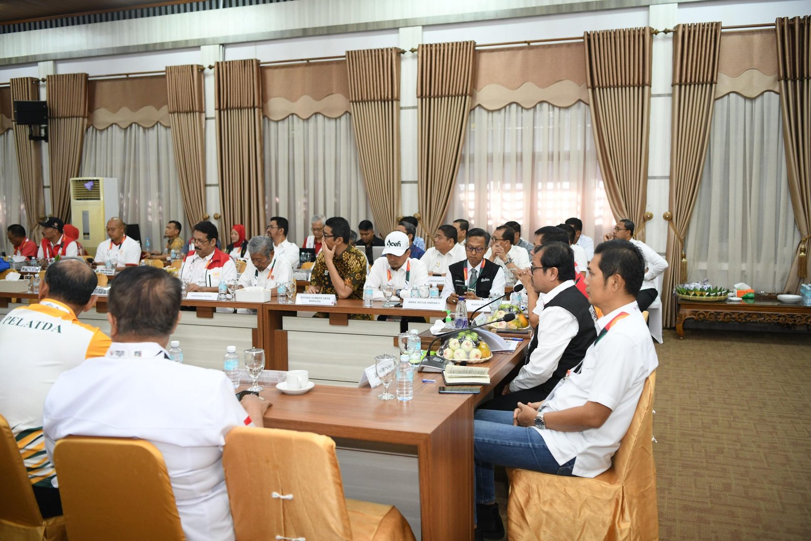 Plh Sekda Aceh yang juga Ketua Harian PB PON, Azwardi, memimpin rapat para perwakilan CdM seluruh provinsi dengan PB PON XXI wilayah Aceh, di Rumah Dinas Wakil Gubernur Aceh, Kamis, (12/9/2024).