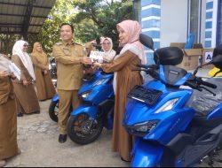 Pj Bupati Abdya Serahkan Kendaraan Operasional dan Alat BKB KIT Stunting