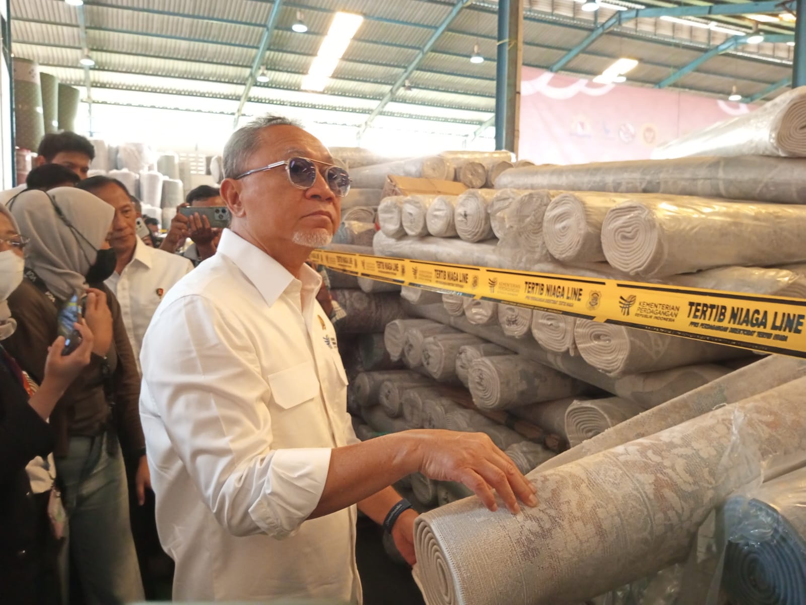 Menteri Perdagangan, Zulkifli Hasan saat ekspose hasil pengamanan oleh Satgas Pengawasan Barang Tertentu yang Diberlakukan Tata Niaga Impor di Kawasan Industri Jatake, Kota Tangerang, Banten pada Senin (23/9/2024)/ foto: Fajri InfoPublik
