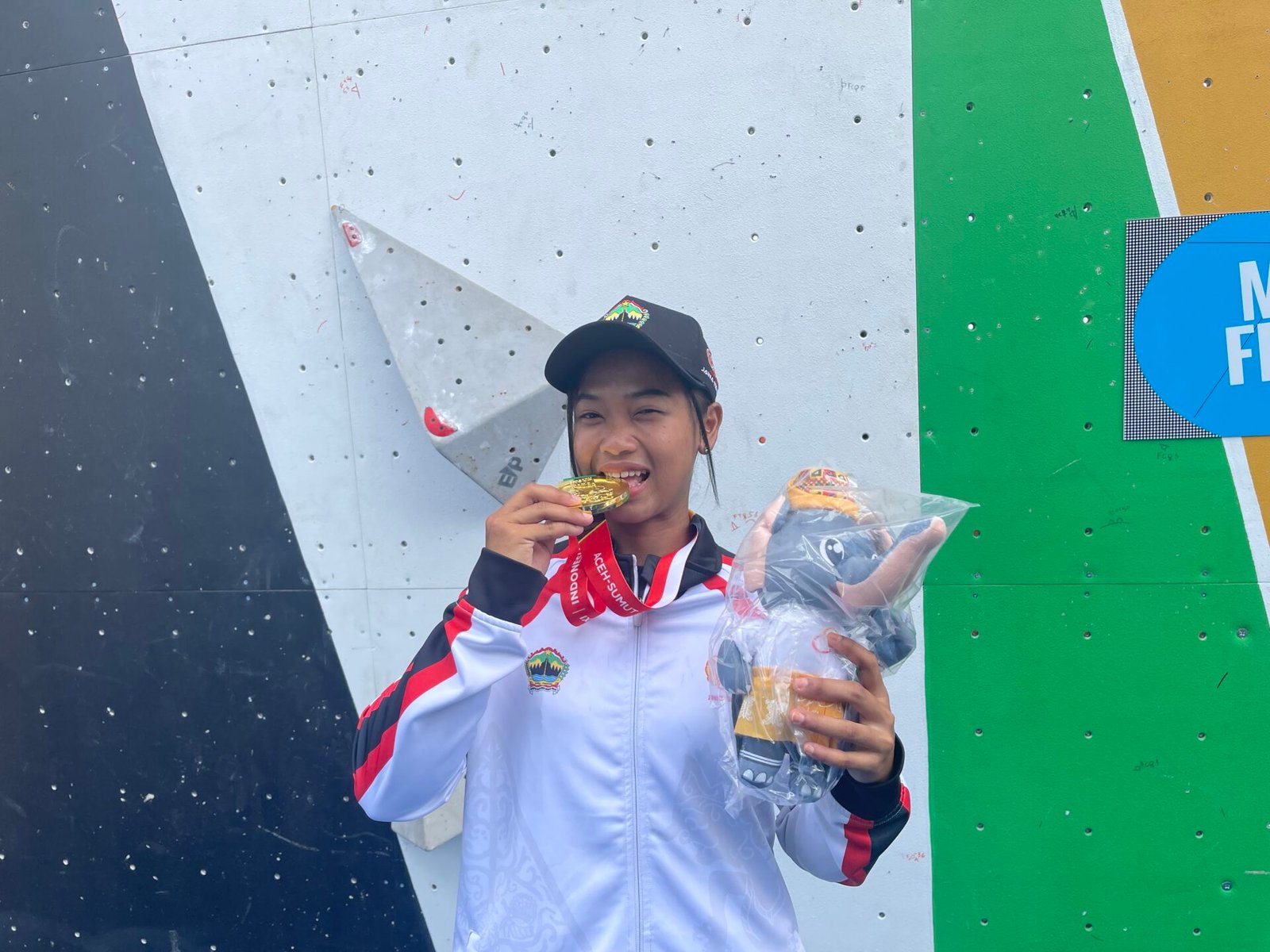 Atlet panjat tebing asal Jawa Tengah, Nafatika Astuti, berhasil meraih medali emas dalam kategori Boulder Perorangan Putri pada Pekan Olahraga Nasional (PON) XXI Aceh-Sumut 2024. Foto: MC PON Aceh/Alfi Nora.