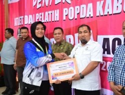 Pj Bupati Aceh Besar Serahkan Bonus untuk Atlet dan Pelatih Popda XVII