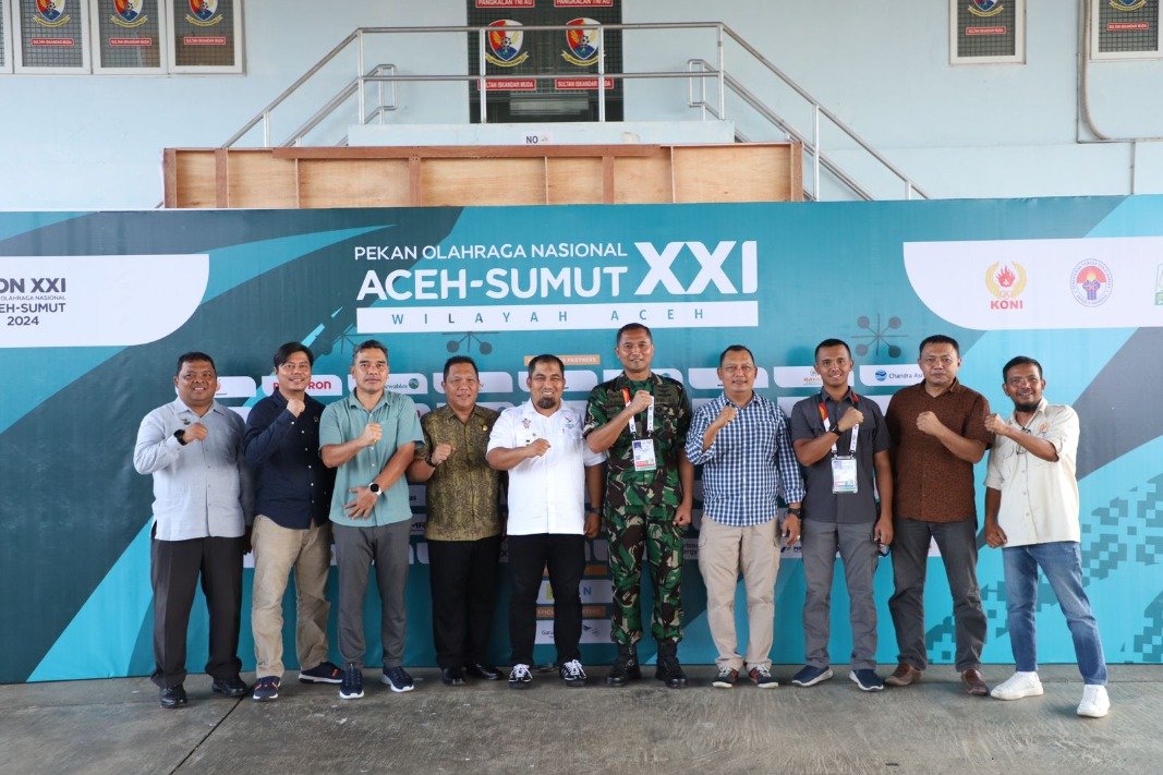 Foto bersama usai penyambutan atlet PON XXI 2024 Aceh-Sumut Cabor Terjun Payung dan Para Layang, di Selter Lanud SIM, di Blang Bintang, Aceh Besar, Jumat (6/9/2024) sore. FOTO/ PROKOPIM PEMKAB ACEH BESAR