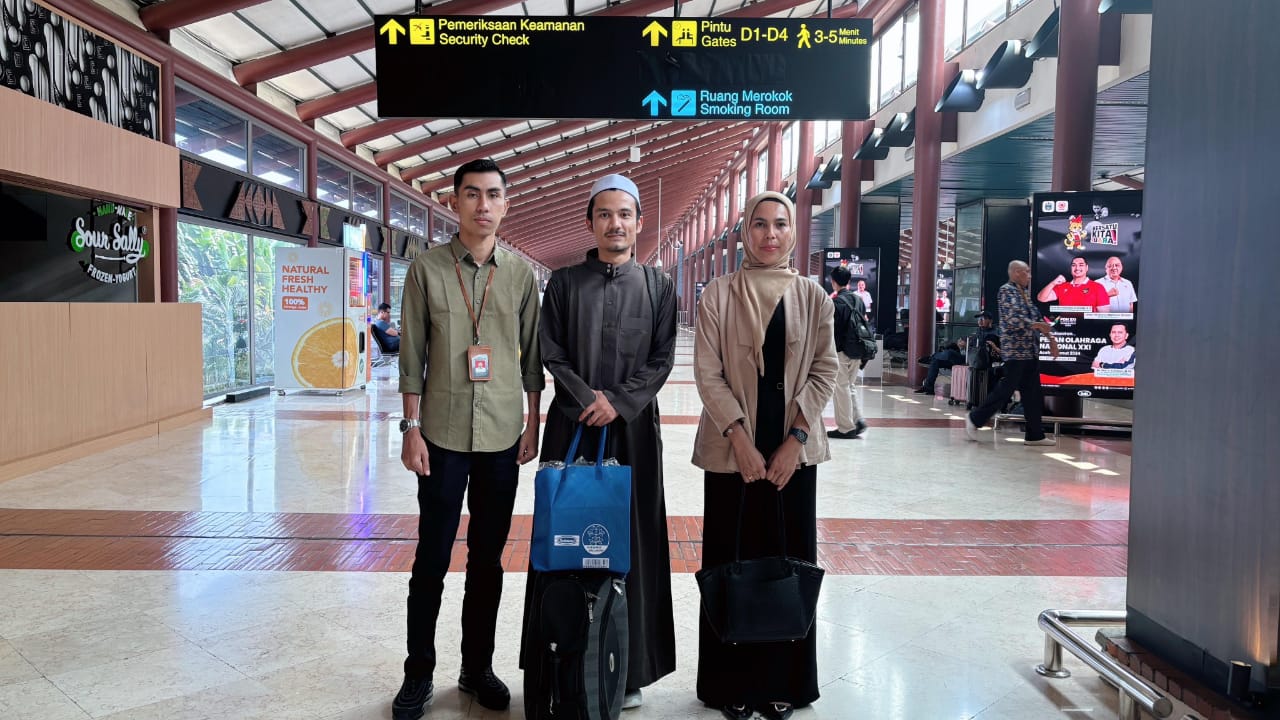 Said Kasyful Azhim (tengah) didampingi staf BPPA saat dipulangkan ke Aceh, di Bandara Soekarno Hatta, Tangerang, Senin, 26 Agustus 2024.