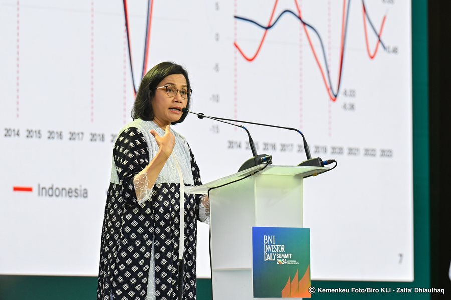 Menteri Keuangan (Menkeu) Sri Mulyani Indrawati menyampaikan pidato dalam event BNI Investor Daily Summit 2024 yang mengusung tema “Accelerating Resilient Growth” di Jakarta Convention Center, Selasa (08/10/2024).