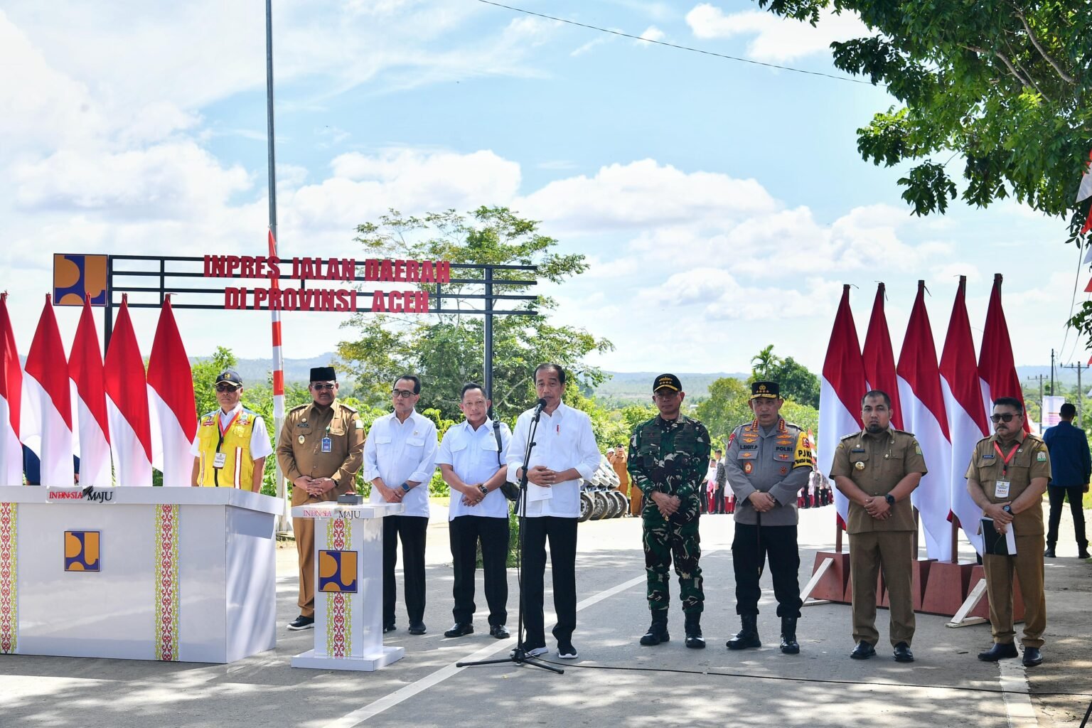 Presiden Joko Widodo (Jokowi) meresmikan 24 ruas jalan dan jembatan sepanjang 60 meter di 14 kabupaten/kota di Provinsi Aceh, yang merupakan bagian dari pelaksanaan Instruksi Presiden Jalan Daerah (IJD). Peresmian tersebut dipusatkan di Kecamatan Blang Bintang, Selasa (15/11/2024). (Foto: BPMI Setpers)