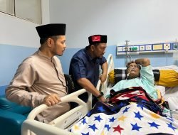 Syech Fadhil Jenguk Abu Madinah yang Dirawat di RSUZA Banda Aceh