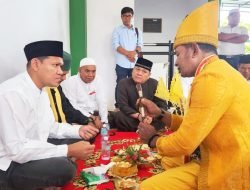 Dek Fadh Dianugerahi Siwah Pusaka Keturunan Raja Aceh