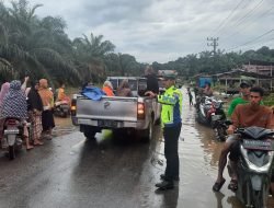 Satlantas Polres Aceh Selatan lakukan LaluiLintas di Lokasi Banjir