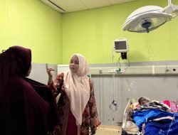 Mellani Subarni Besuk Remaja Korban Penyiraman Air Baterai di RSUZA Banda Aceh