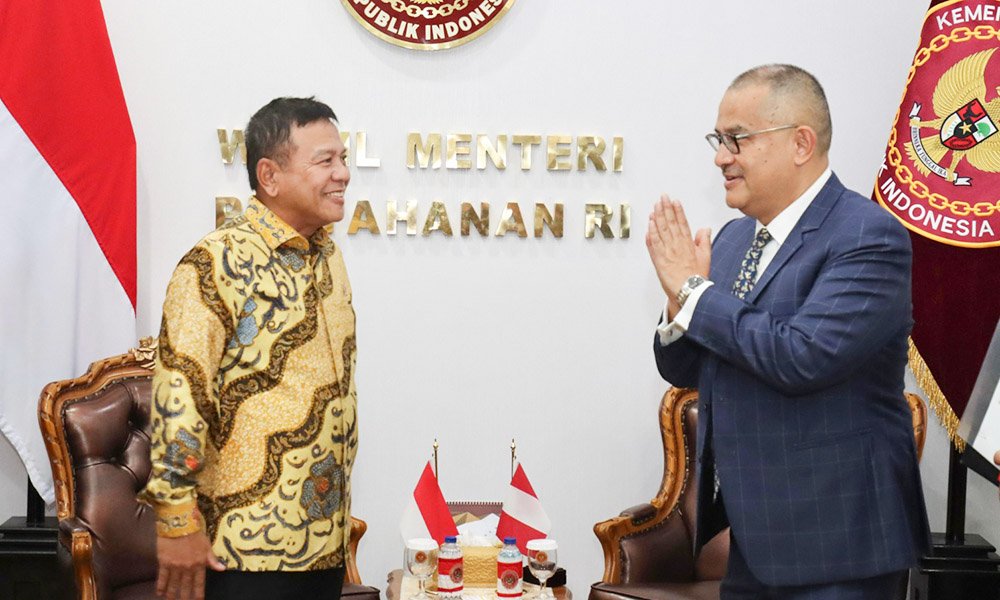 Wakil Menteri Pertahanan (Wamenhan) Republik Indonesia, M. Herindra, menerima kunjungan kehormatan Duta Besar Peru untuk Indonesia, Luis Raúl Tsuboyama Galván, di Kementerian Pertahanan, Jakarta, pada Jumat (4/10/2024). Foto. Humas Kemhan RI.