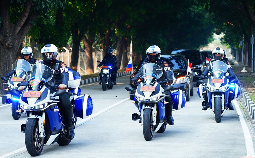 Tentara Nasional Indonesia (TNI) mengerahkan pengamanan VVIP secara ketat untuk menyambut tamu negara yang tiba di Bandara Soekarno-Hatta dan Bandara Halim Perdanakusuma, Jakarta, Sabtu (19/10/2024). Foto. tni.mil.id