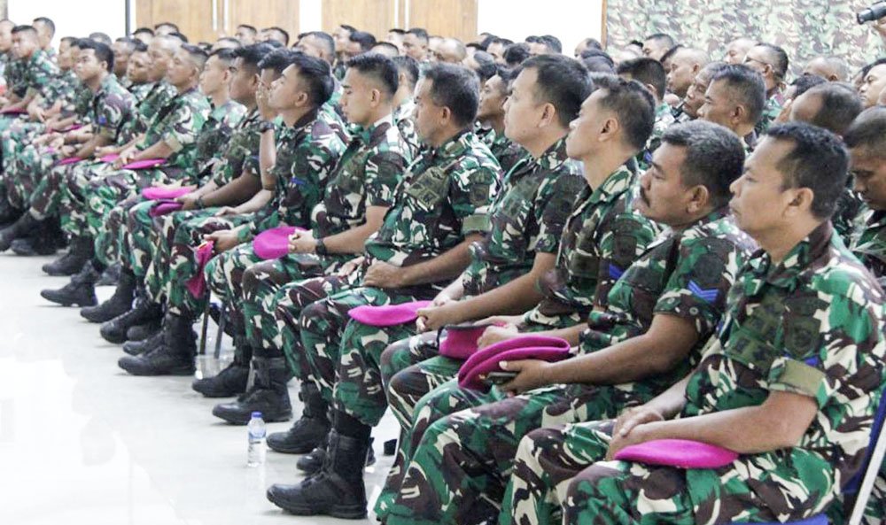 Prajurit Batalyon Infanteri (Yonif) 5 Marinir mengikuti sosialisasi mengenai dampak negatif judi online yang diadakan di Gedung Edianto, Balai Prajurit Kesatrian Marinir R. Suhadi, Sidoarjo, Rabu, (9/10/2024). Foto. tnial.mil.id