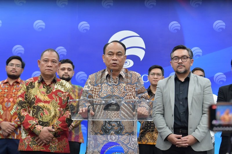 Menkominfo Budi Arie Setiadi (tengah) bersama Dirjen IKP Kominfo Prabunandya Revta Revolusi (kanan) dan Anggota Bawaslu Totok Hariyono (kiri) (Amiri Yandi/InfoPublik)
